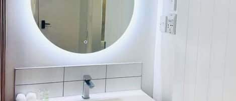 Asciugacapelli, asciugamani, shampoo, carta igienica