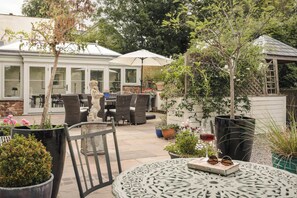 Outdoor dining - Glen Bank | Ridgestone (Brampton)