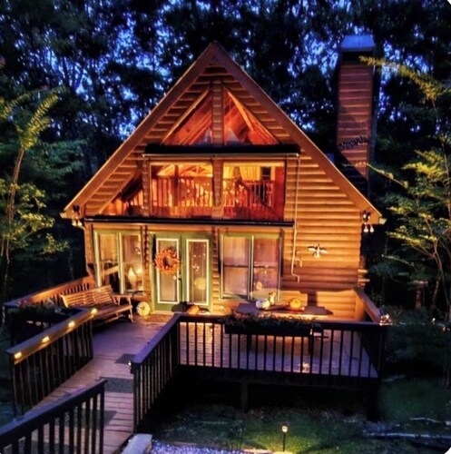 Luxury Chalet Near Helen • Hot Tub, Fire Pit, Pool Table, Hammock & Creek