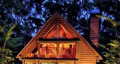 Luxury Chalet Near Helen • Hot Tub, Fire Pit, Pool Table, Hammock & Creek