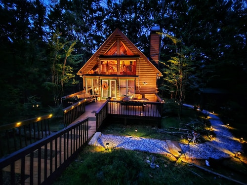 Luxury Chalet Near Helen • Hot Tub, Fire Pit, Pool Table, Hammock & Creek