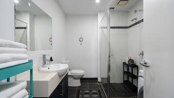 Dusche, Haartrockner, Handtücher