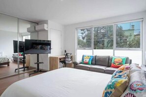 2 bedrooms, iron/ironing board, WiFi, bed sheets - Stylish 2BR Brunswick Home (Brunswick)