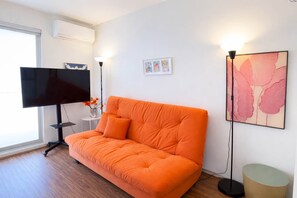 TV, offices - Stylish 2BR Brunswick Home (Brunswick)