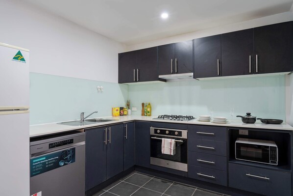 Fridge, oven, stovetop, dishwasher