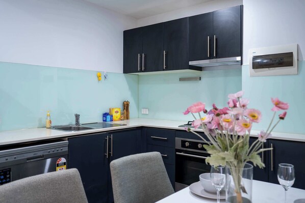 冷蔵庫、オーブン、コンロ、食器洗い機