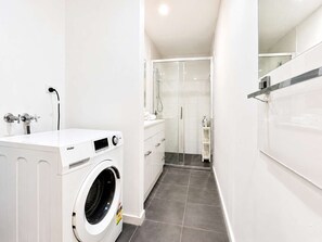 Shower, hair dryer, towels, shampoo