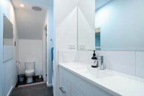 シャワー、ヘアドライヤー、タオル