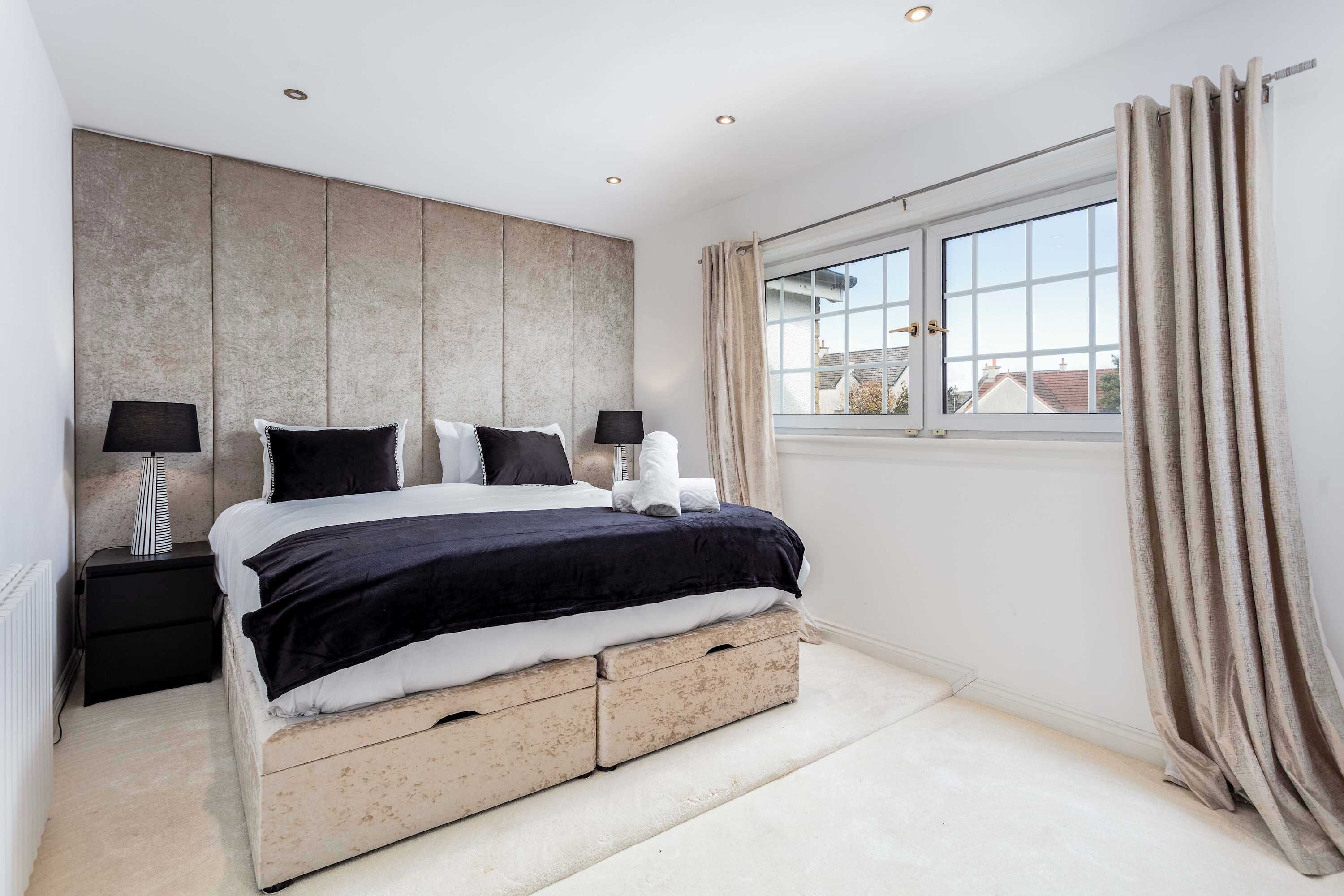 3 habitaciones, tabla de planchar con plancha, wifi y ropa de cama 