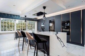 Réfrigérateur, micro-ondes, plaque de cuisson, lave-vaisselle