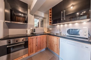 ثلاجة، فرن، محمصة خبز، مستلزمات طهي/أطباق/أوعية