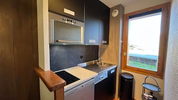 Kühlschrank, Mikrowelle, Geschirrspüler, Toaster