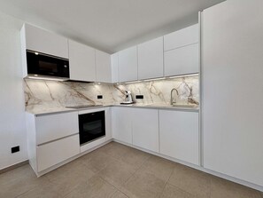 Réfrigérateur, four à micro-ondes, un four, lave-vaisselle