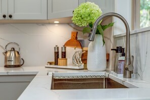 Fridge, microwave, oven, stovetop - Lake Placid Lodge - Ski-In/Out, Pool, Hot Tub & Sauna, No Stairs (Whistler)