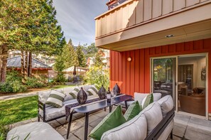 Outdoor dining - Lake Placid Lodge - Ski-In/Out, Pool, Hot Tub & Sauna, No Stairs (Whistler)