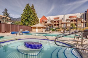 A heated pool - Lake Placid Lodge - Ski-In/Out, Pool, Hot Tub & Sauna, No Stairs (Whistler)
