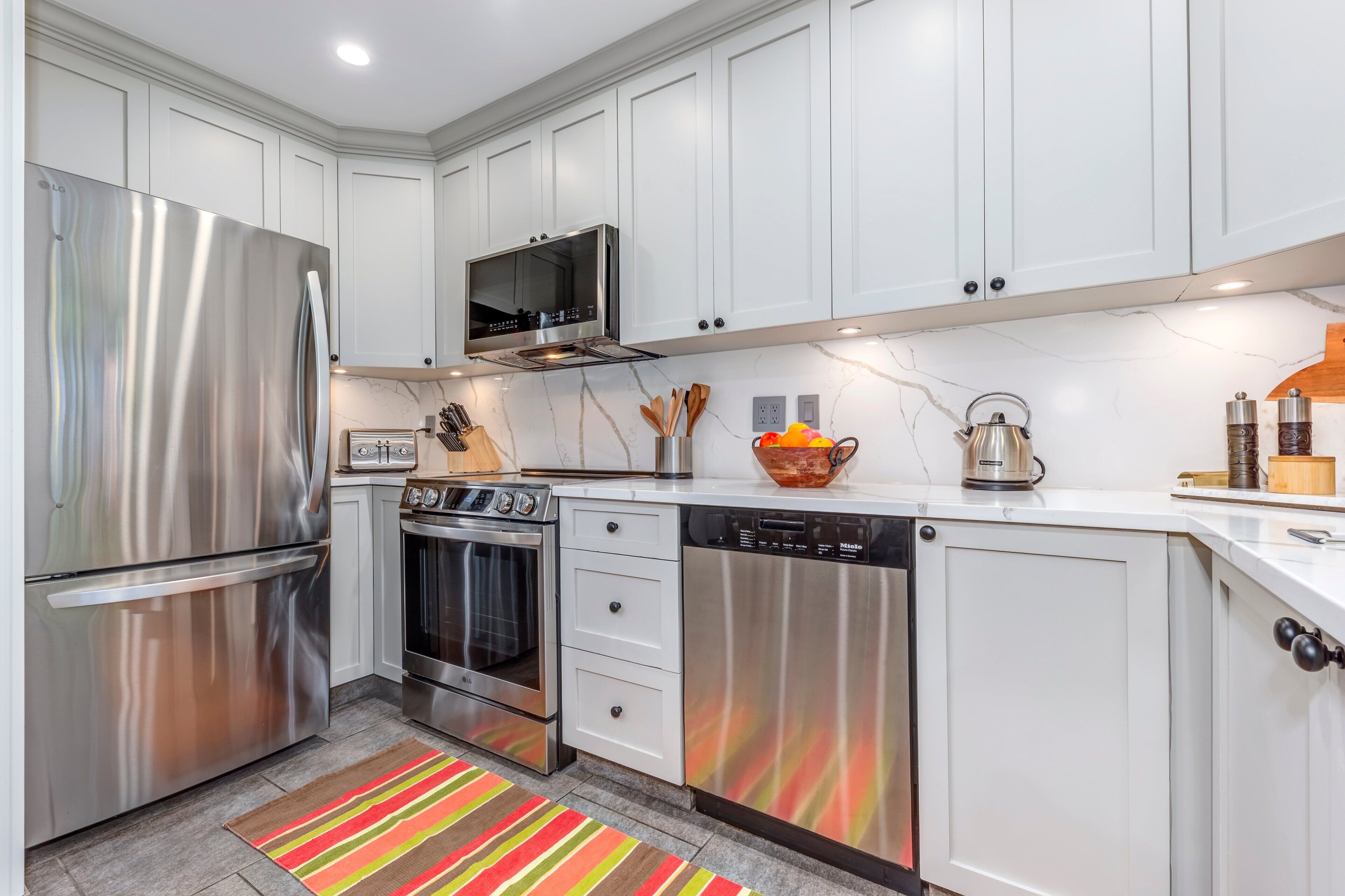 ثلاجة، ميكروويف، فرن، موقد طهي مسطح