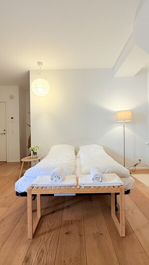 1 habitación, tabla de planchar con plancha y cuna de viaje 