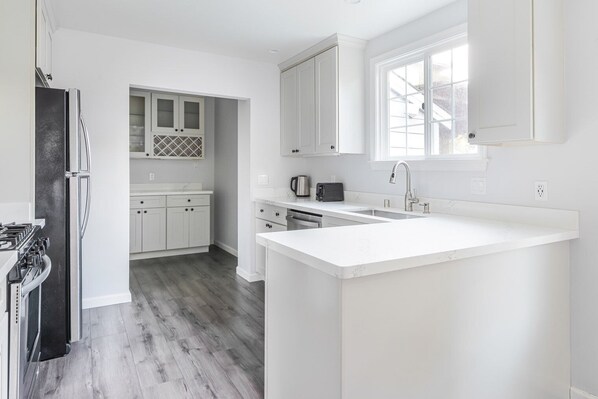 Réfrigérateur, four à micro-ondes, un four, surface de cuisson