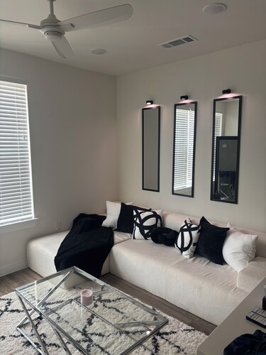 1-bedroom apartment with fitness room and AC in phenomenal downtown Houston