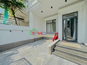 Villa, balkon, uitzicht op tuin | Een bureau, een strijkplank/strijkijzer, gratis wifi