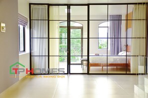 Quarto casal, sacada, vista para o jardim | Escrivaninha, ferros/tábuas de passar roupa, Wi-Fi de cortesia