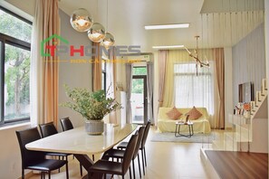 Vila, sacada, vista para o jardim | Área de estar | TV de tela plana 30 polegadas com canais a cabo