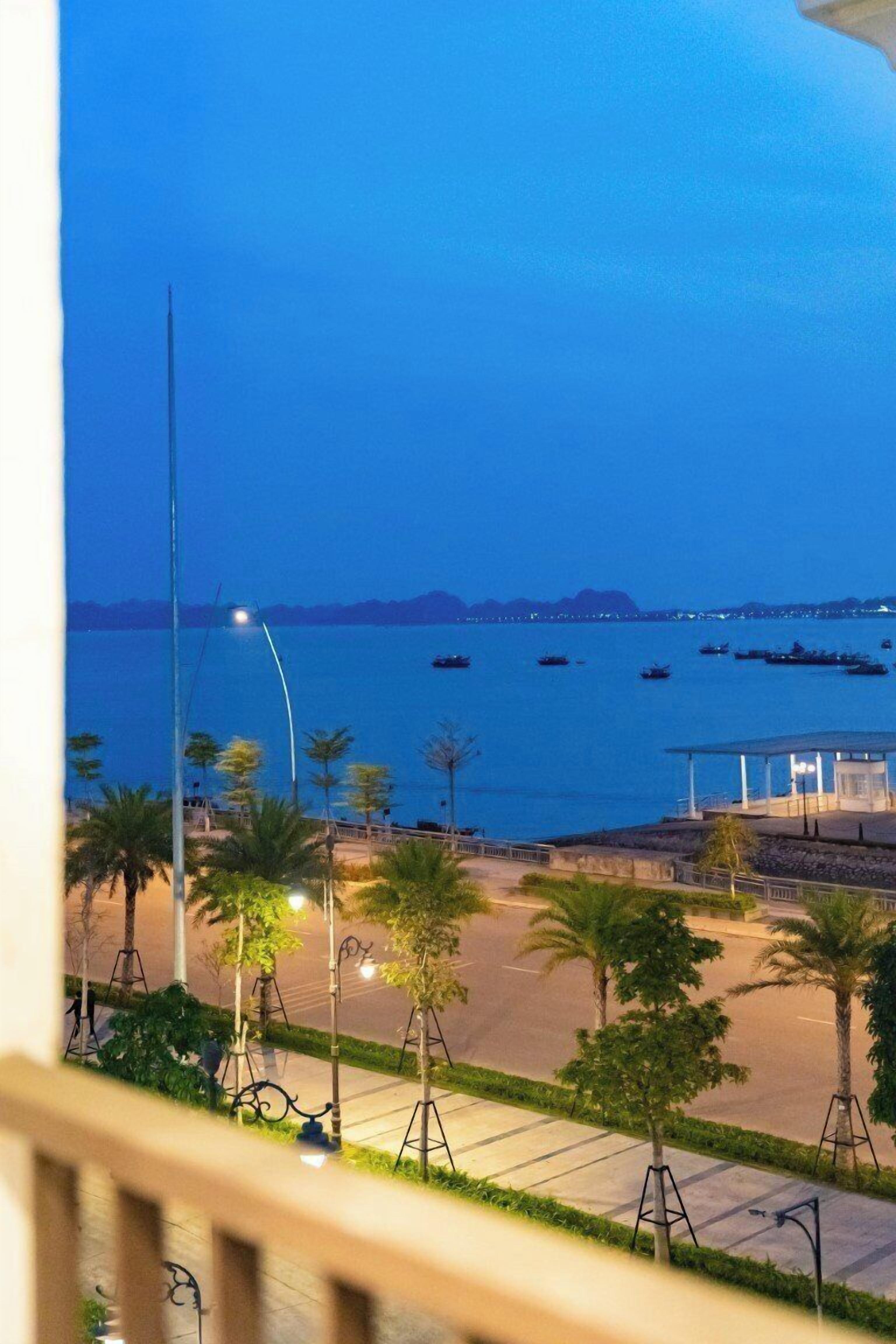 Cortinas blackout, insonorización y tabla de planchar con plancha 