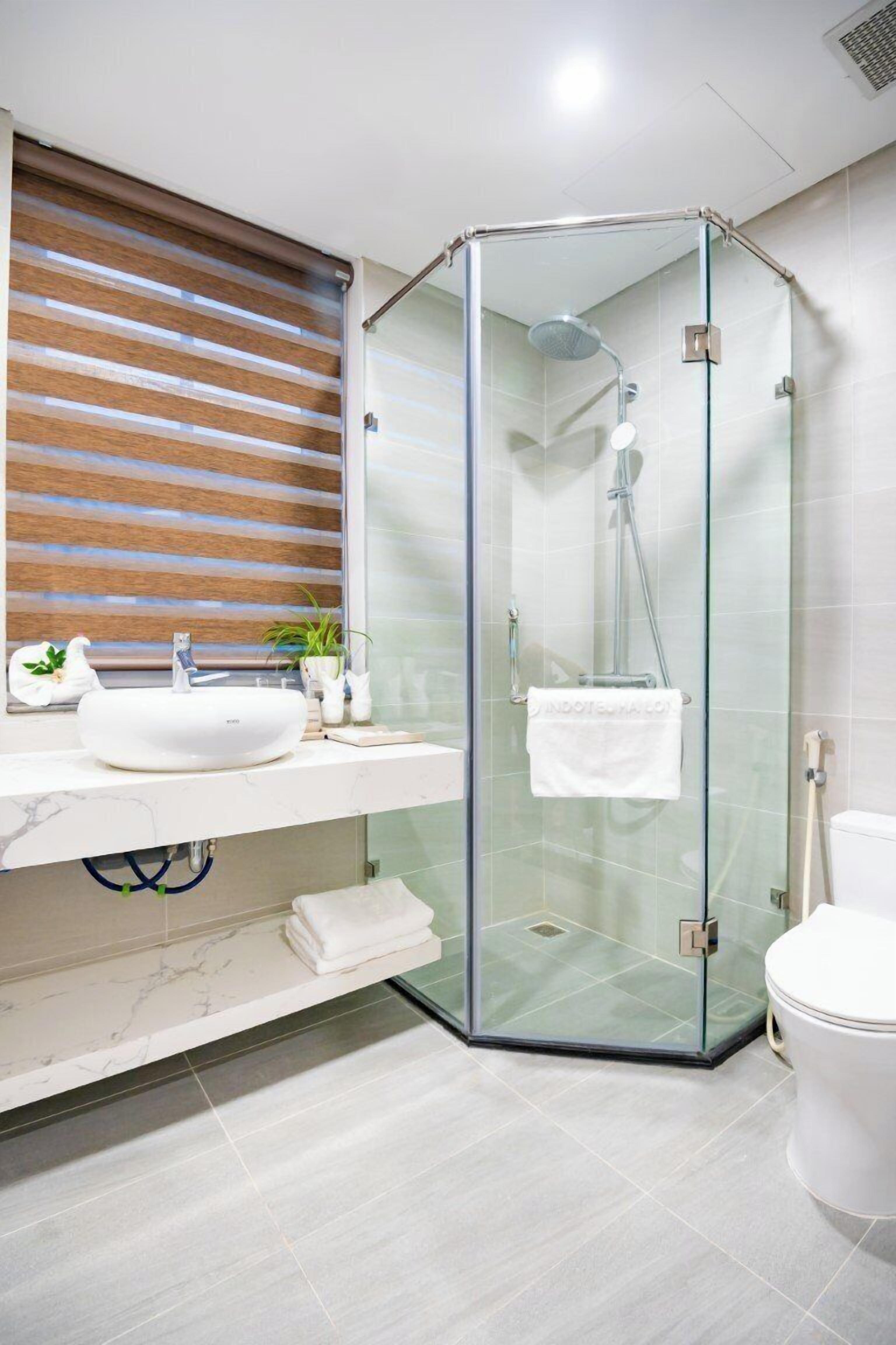 Dép đi trong nhà, chậu vệ sinh/vòi rửa 