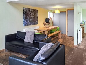 Een televisie en een open haard