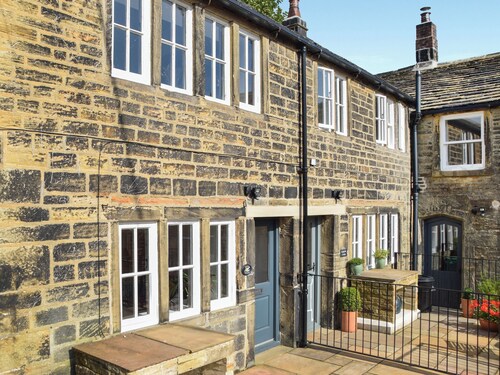 A beautiful rural base around 1. 5 miles from the centre of Holmfirth.