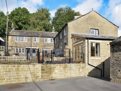 A beautiful rural base around 1. 5 miles from the centre of Holmfirth.
