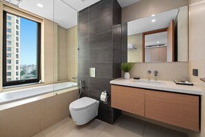 Apartemen Deluks, 2 kamar tidur, balkon, pemandangan kota | Kamar mandi | Pengering rambut, sandal, handuk, dan sabun