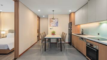 Deluxe Apartment, 3 Bedrooms, Balcony, City View | Private kitchen