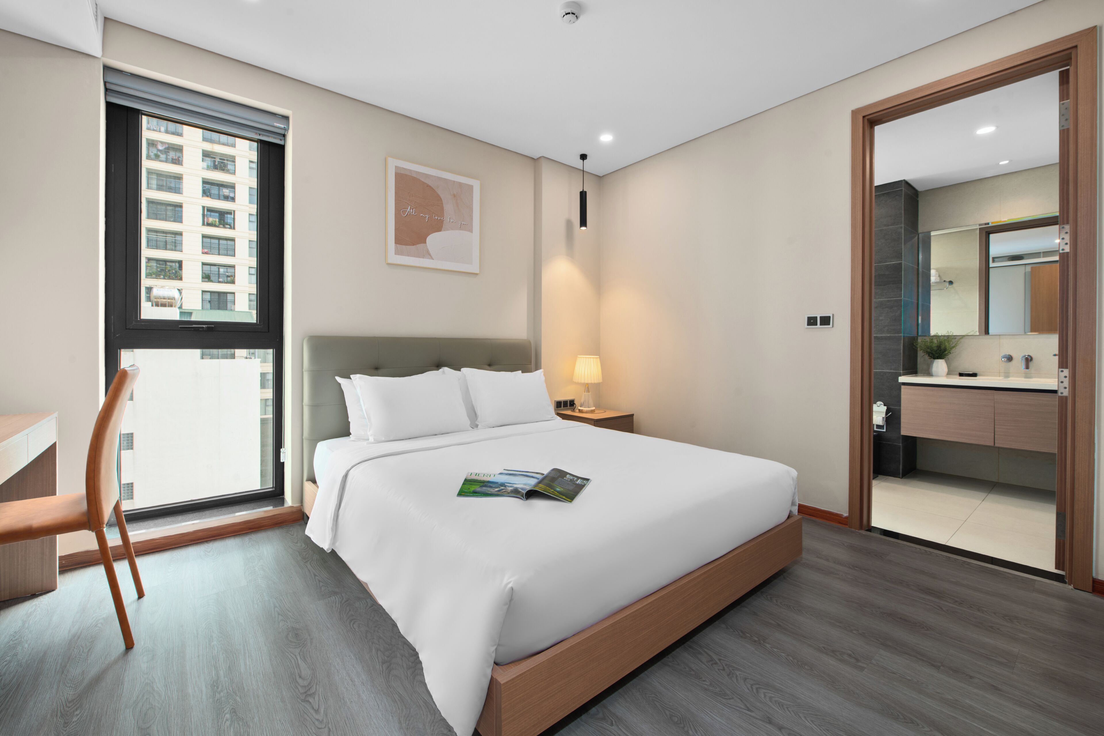 Apartemen Deluks, 2 kamar tidur, balkon, pemandangan kota | Meja kerja, ruang kerja ramah laptop, dan setrika/meja setrika