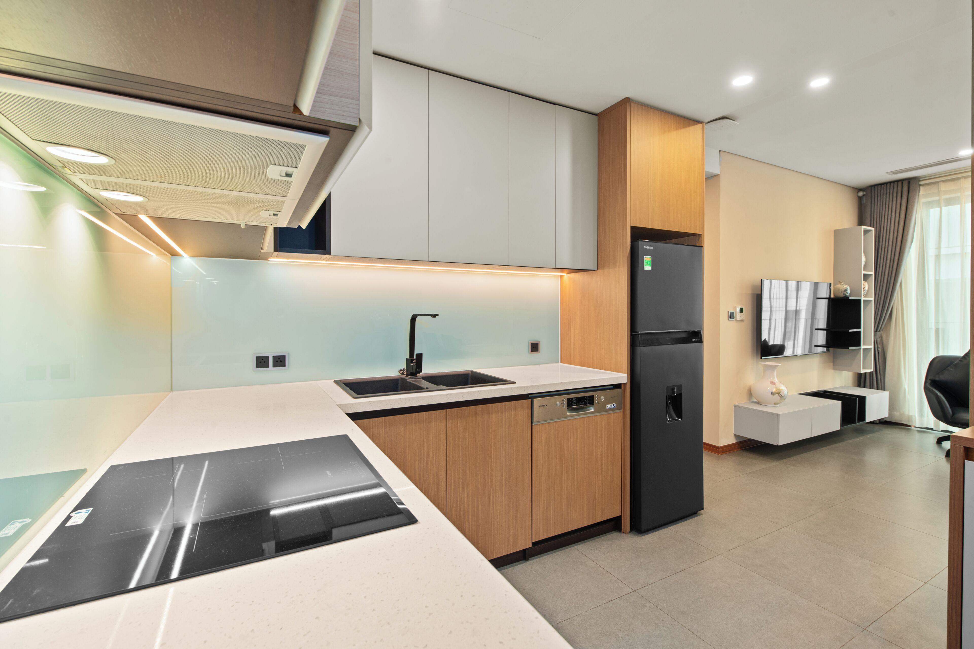 Departamento Deluxe, 1 habitación, balcón, vista al patio | Cocina privada | Refrigerador, microondas, horno y parrilla de estufa 
