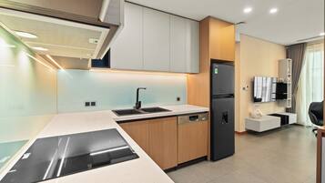 Departamento Deluxe, 1 habitación, balcón, vista al patio | Cocina privada | Refrigerador, microondas, horno y parrilla de estufa