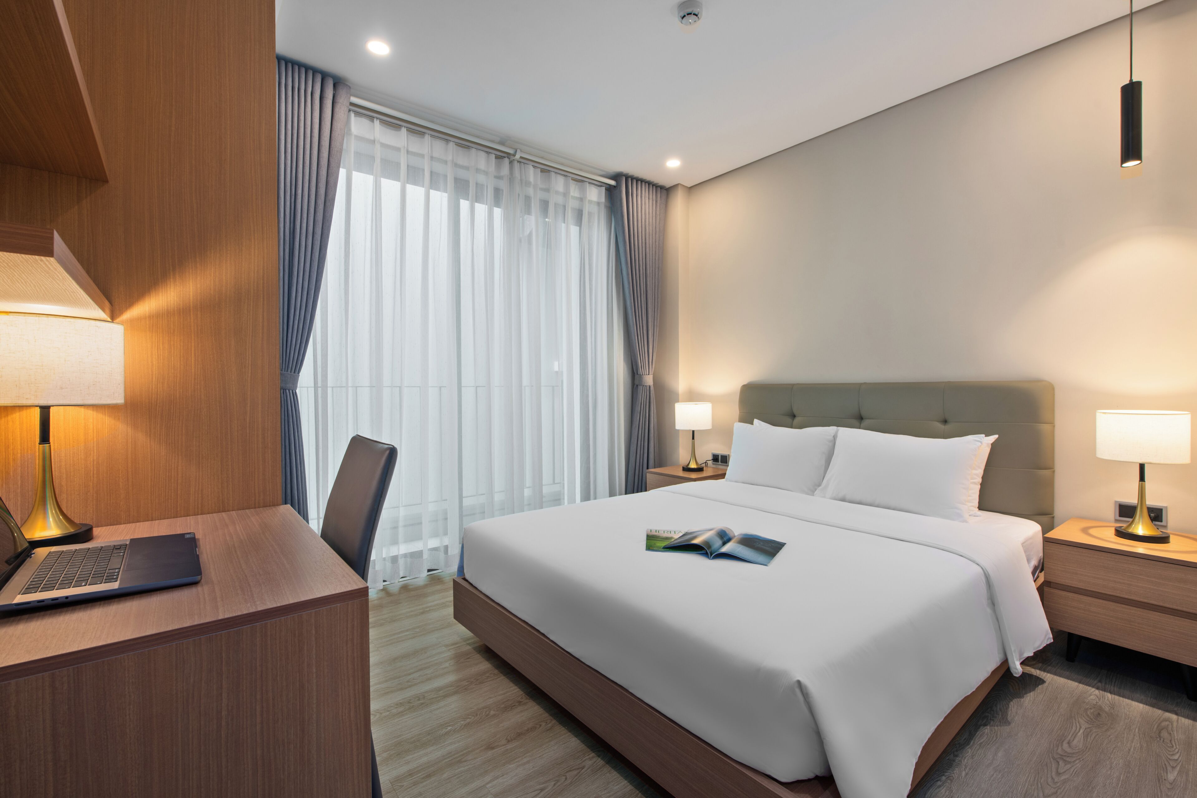 Apartemen Deluks, 3 kamar tidur, balkon, pemandangan kota | Meja kerja, ruang kerja ramah laptop, dan setrika/meja setrika