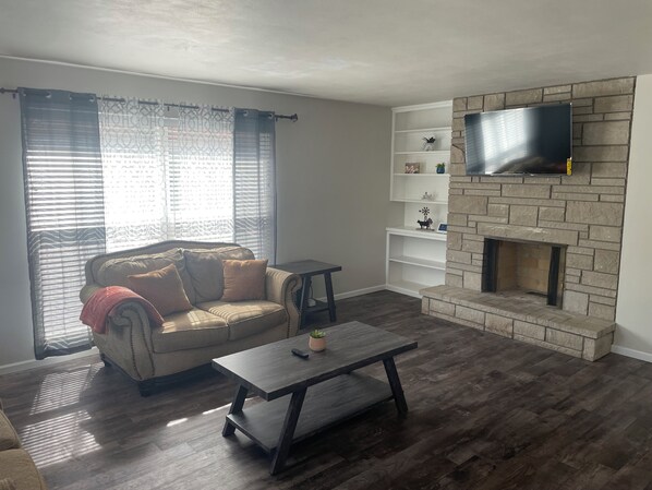 Televisión y chimenea 