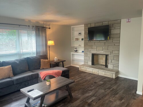 Charming 2-bedroom house in Jefferson City with AC