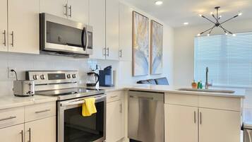 Refrigerador, microondas, horno y parrilla de estufa