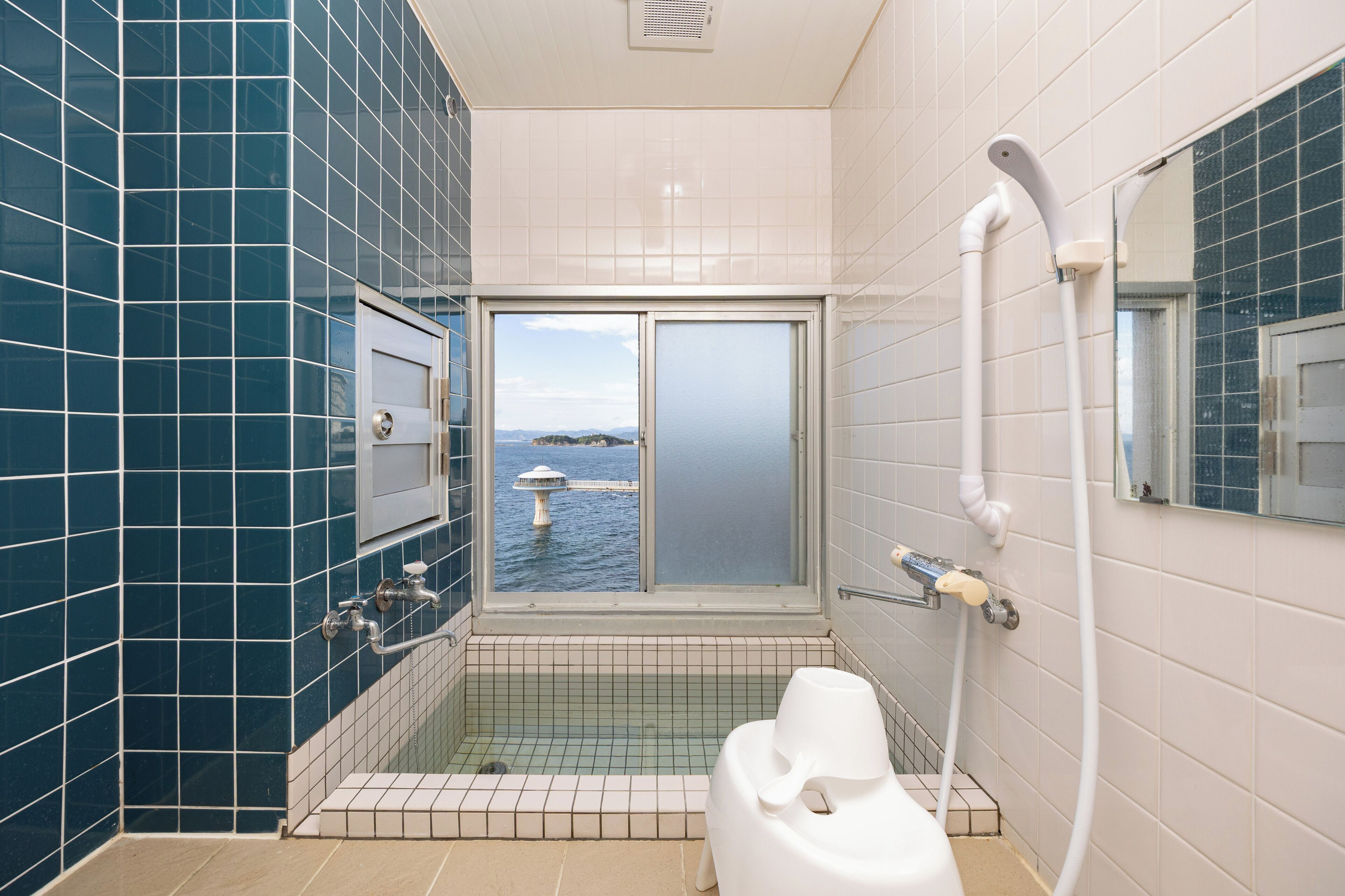 Departamento familiar, vista al océano | Baño | Tina con regadera, secadora de cabello, pantuflas, bidet 