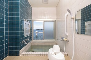 Apartamento família, vista para o oceano | Banheiro | Chuveiro/banheira combinados, secador de cabelo, chinelos, bidê