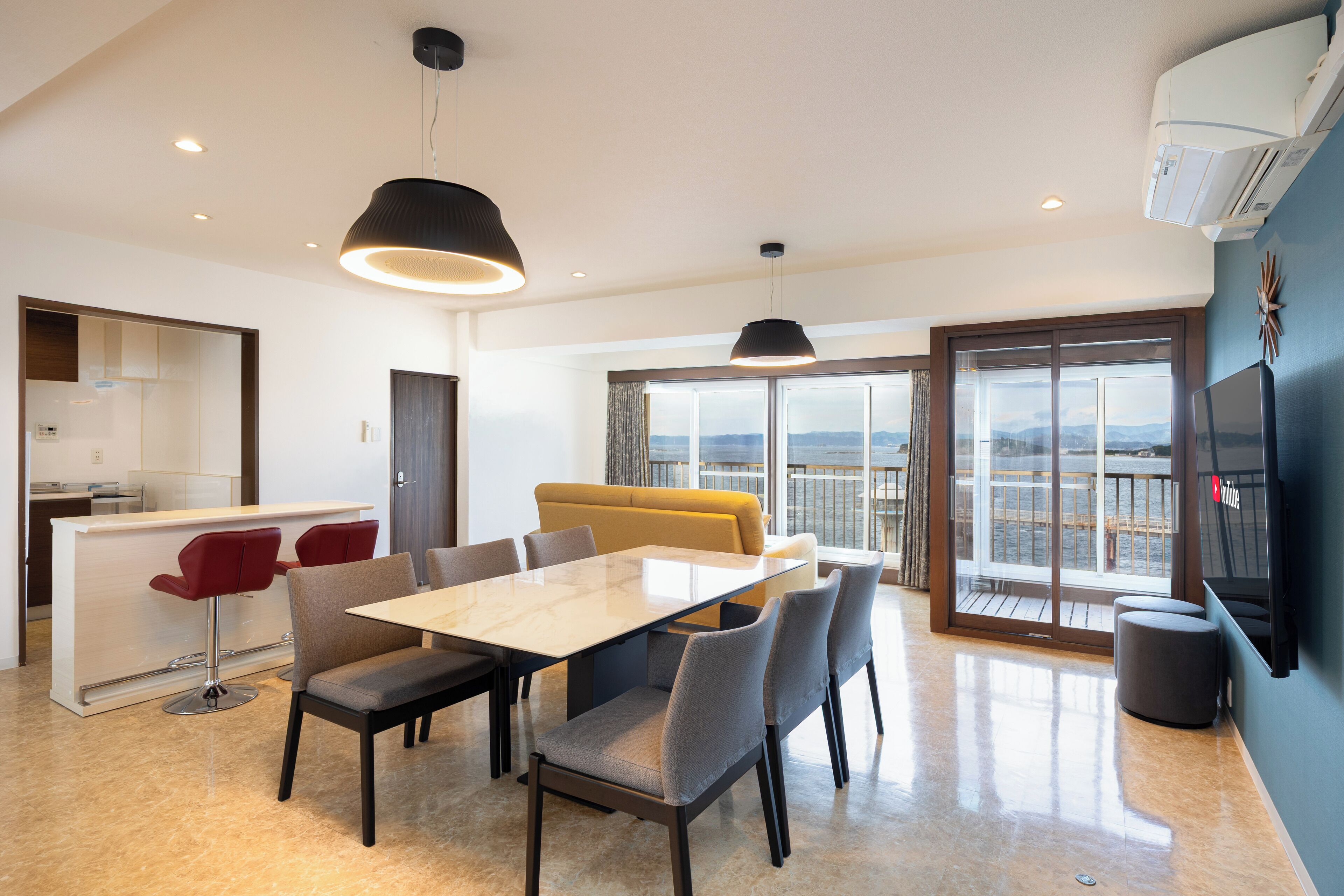 Apartamento família, vista para o oceano | Opções para refeição no quarto