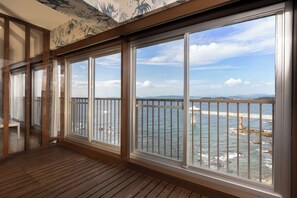 Apartamento família, vista para o oceano | Área de estar | TV de tela plana 50 polegadas com canais a cabo
