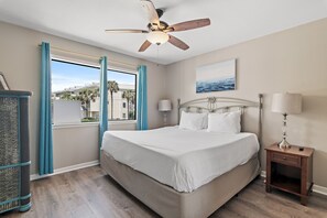 6 chambres, fer et planche à repasser, lit de bébé portatif