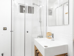 Shower, hair dryer, towels