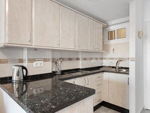 Refrigerador, microondas, cafetera y tetera y tostadora 