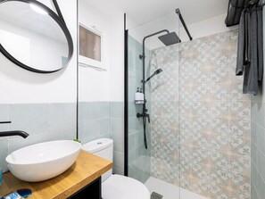 Dusche, Haartrockner, Handtücher