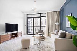 TV, offices - Silkhaus Sea & Palm View 1BDR | Marina Vista Bldg (Dubai)